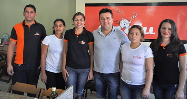 RESTAURANTE - Empresário Raul Fernandes lançou um cardápio especial para o almoço no Cat Grill, localizado na Rio de Janeiro (em frente ao Araújo da Floresta). À base de grelhados e saladas variadas, o restaurante que ganhou fama pelos tradicionais churrasquinhos, abre agora das 11h30 às 14h30 e a noite a partir das 18h (de segunda a sábado).