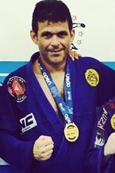 KariExpo 6 Empresário Allan Carlos todo feliz ostenta sua medalha de ouro de campeão faixa roxa, Master 3, peso pesado de Jiu-jítsu conquistada em Curitiba no Internacional Open 2015, dedicada à sua família e, em especial, a sua mulher Êrika Rosa. Parabéns!