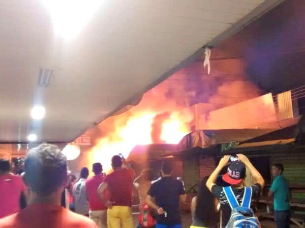 Incêndio ocorreu na noite deste domingo (7) no Centro de Rio Branco (Foto: Divulgação/ Ascom PMRB)