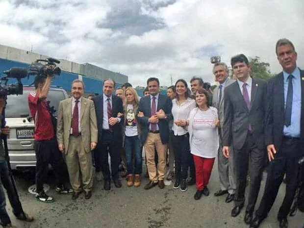 Parlamentares comentam sobre protesto contra senadores em viagem à Venezuela 1 Parlamentares comentam sobre protesto contra senadores em viagem à Venezuela