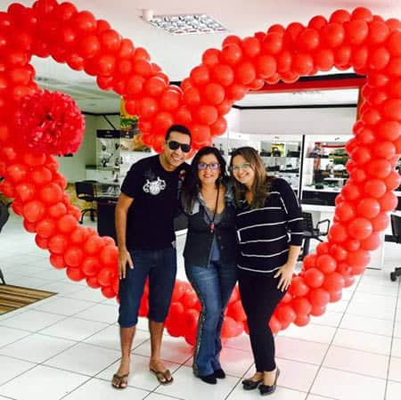 O pium e o senador 1 Empresária Zayra Ayache com clientes da Ótica Ipanema na campanha do Dia dos Namorados