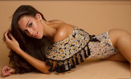 A modelo acreana Giovanna Prado para iluminar a coluna nesta quarta de verão