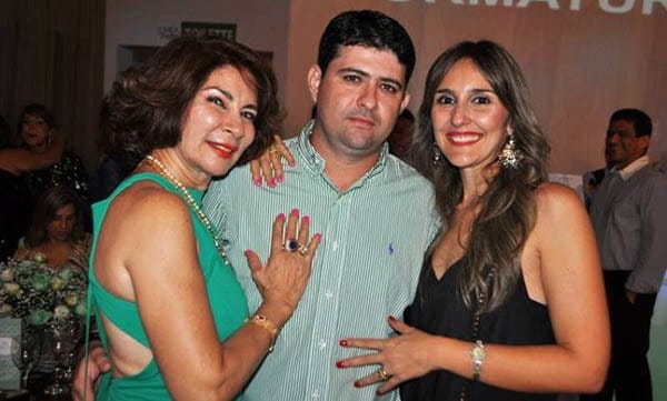 O pium e o senador 5 Clara Bader, Rodolfo Augusto Bader e Maria Cristina em noite de gala no Buffet Afa Jardim
