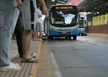 Motoristas e cobradores não aceitam proposta, mas adiam indicativo de greve