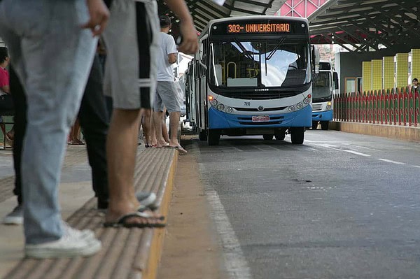 Motoristas e cobradores não aceitam proposta, mas adiam indicativo de greve
