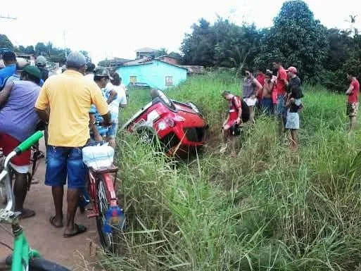 Carro da vítima parou com as quatro rodas para cima