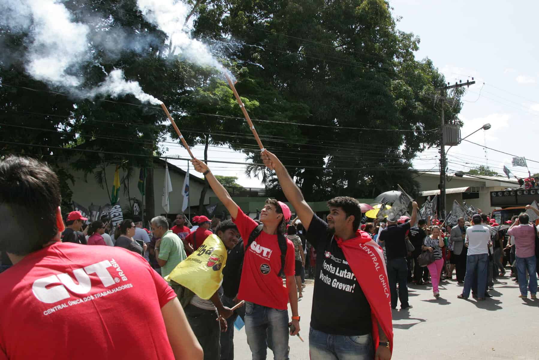 1 - Grevistas tentam invadir escola que resiste a movimento em Rio Branco (10)