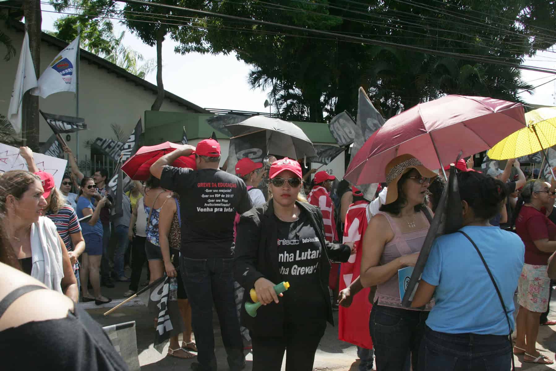 1 - Grevistas tentam invadir escola que resiste a movimento em Rio Branco (11)