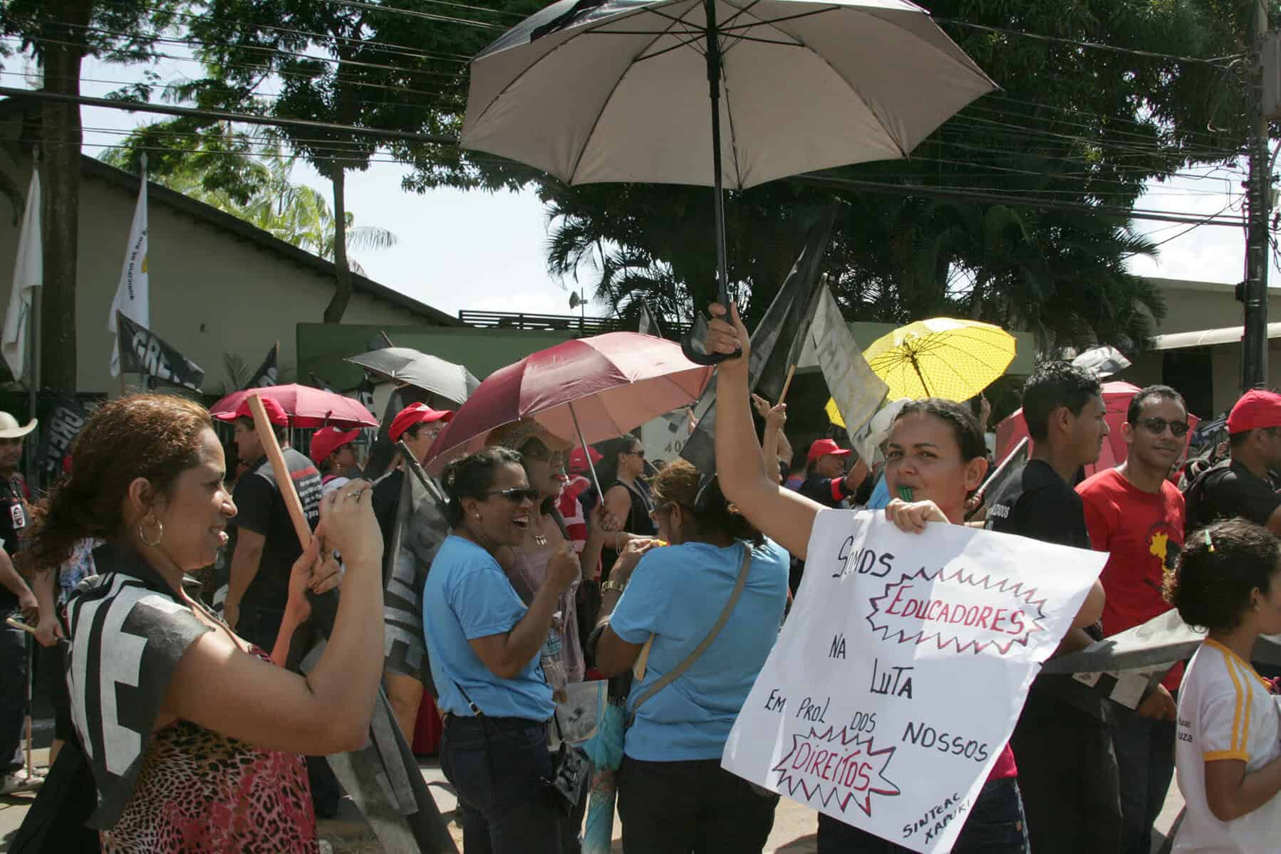 1 - Grevistas tentam invadir escola que resiste a movimento em Rio Branco (12)