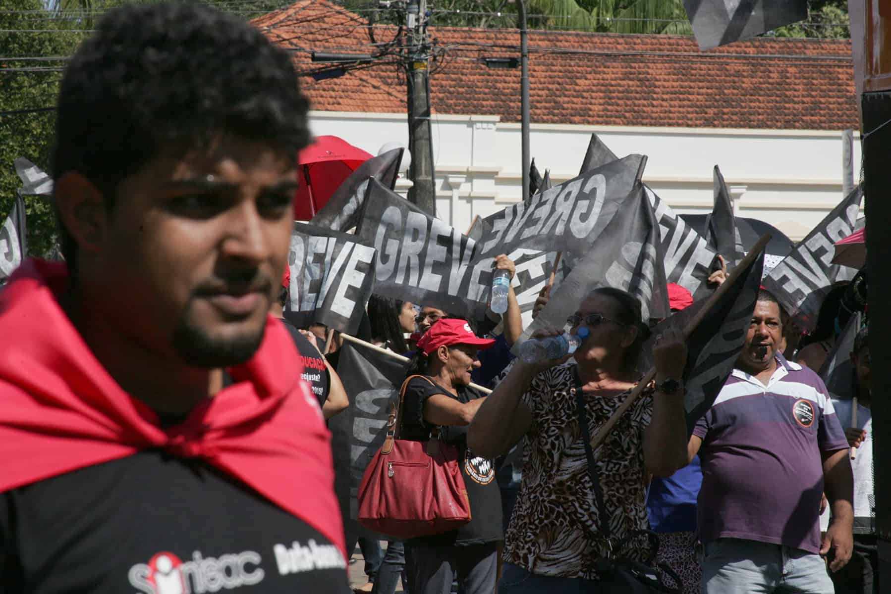 1 - Grevistas tentam invadir escola que resiste a movimento em Rio Branco (2)