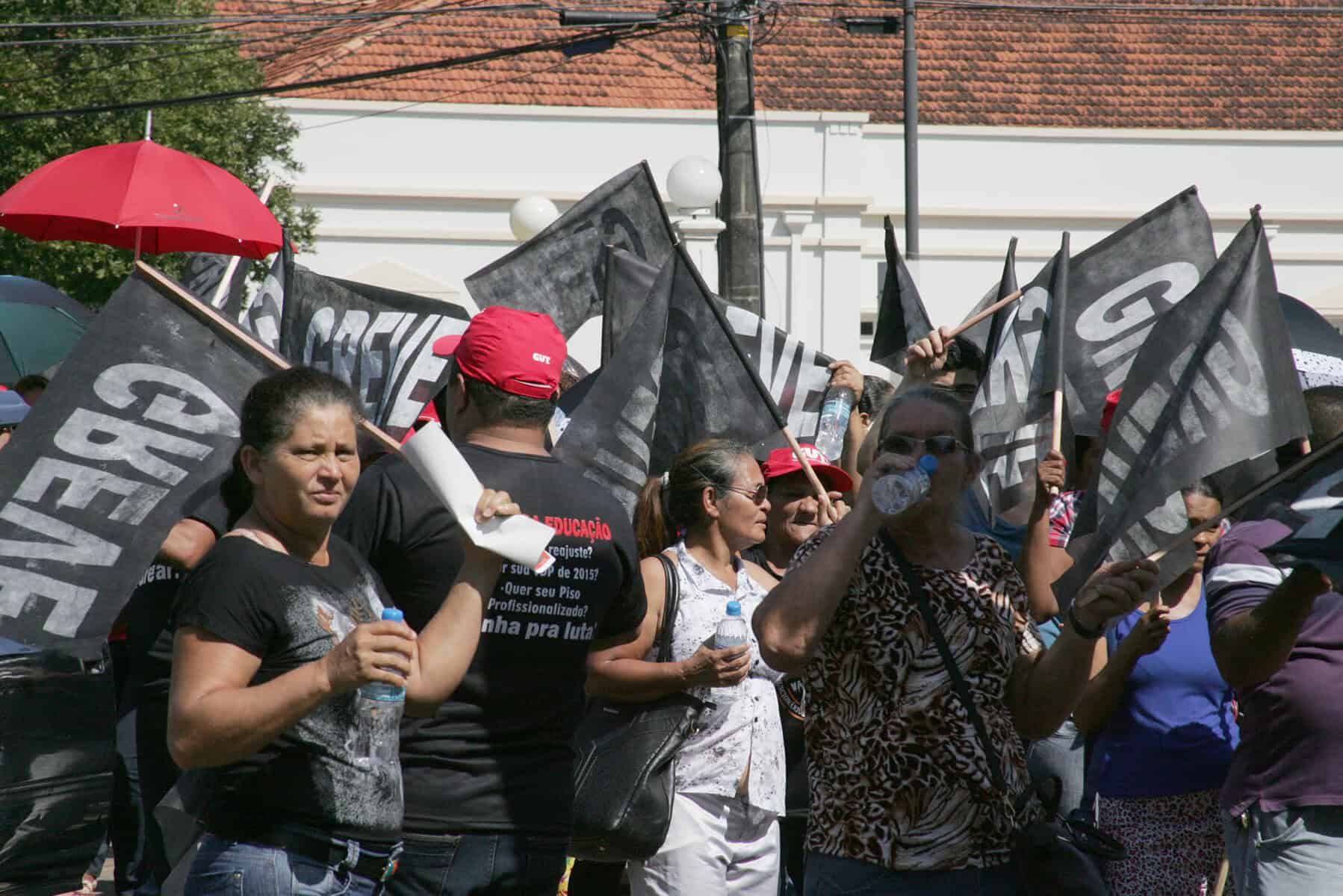 1 - Grevistas tentam invadir escola que resiste a movimento em Rio Branco (3)