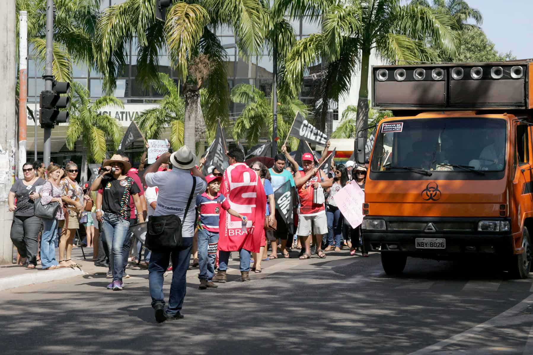 1 - Grevistas tentam invadir escola que resiste a movimento em Rio Branco (4)