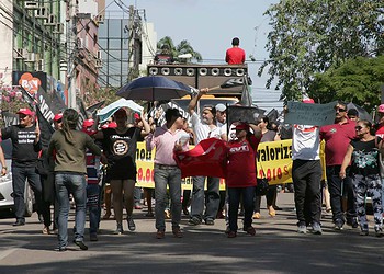 Professores decidem se encerram a greve na segunda-feira, 13