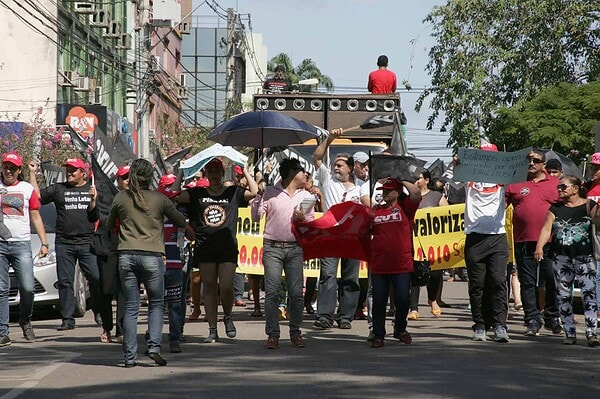 Professores decidem se encerram a greve na segunda-feira, 13