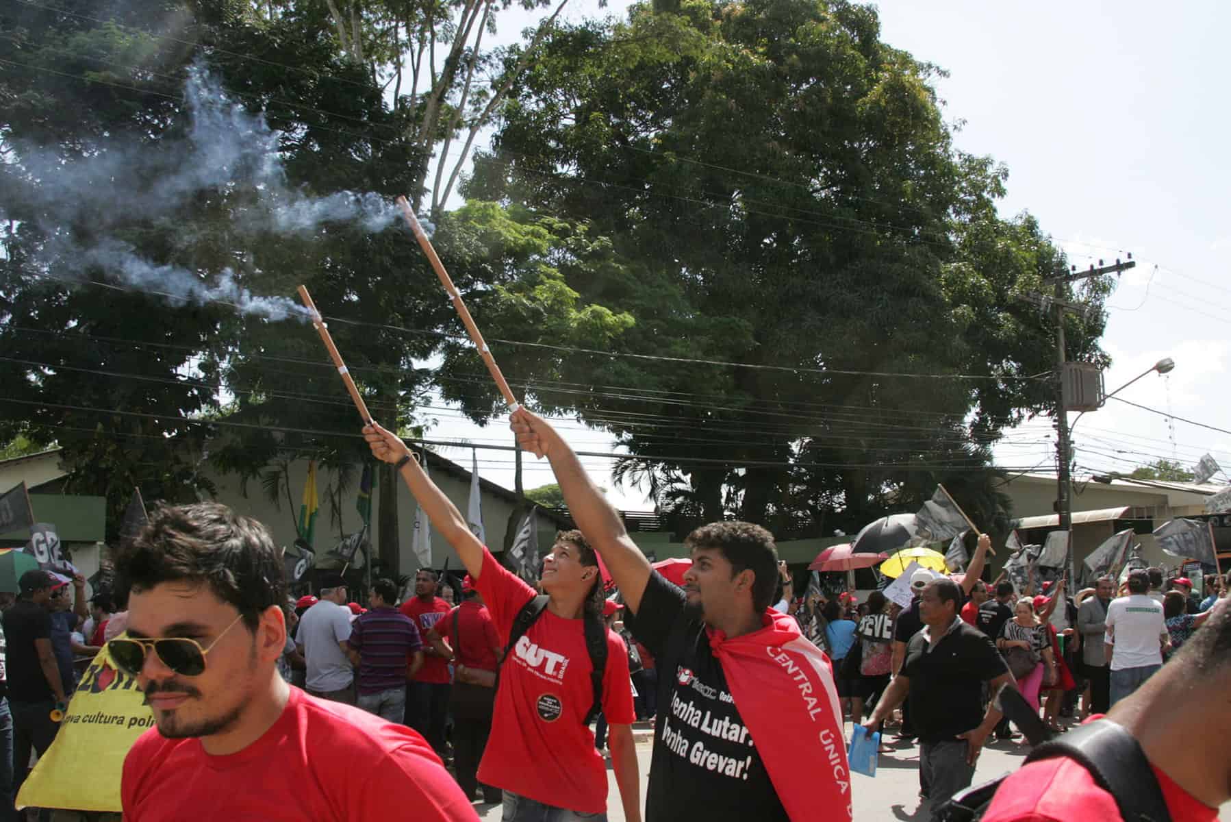 1 - Grevistas tentam invadir escola que resiste a movimento em Rio Branco (8)