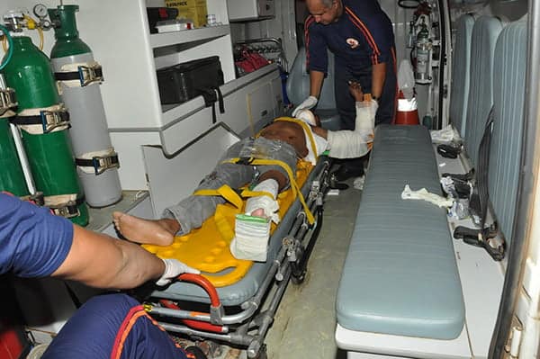 Motoqueiro atropela garota e colide de frente com ônibus 3 1 - Motoqueiro atropela garota e colide de frente com ônibus (5)