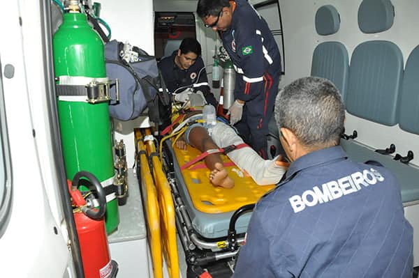 1 - Motoqueiro atropela garota e colide de frente com ônibus (4)