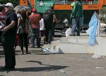 Os rastros de lixos deixados pelas greves