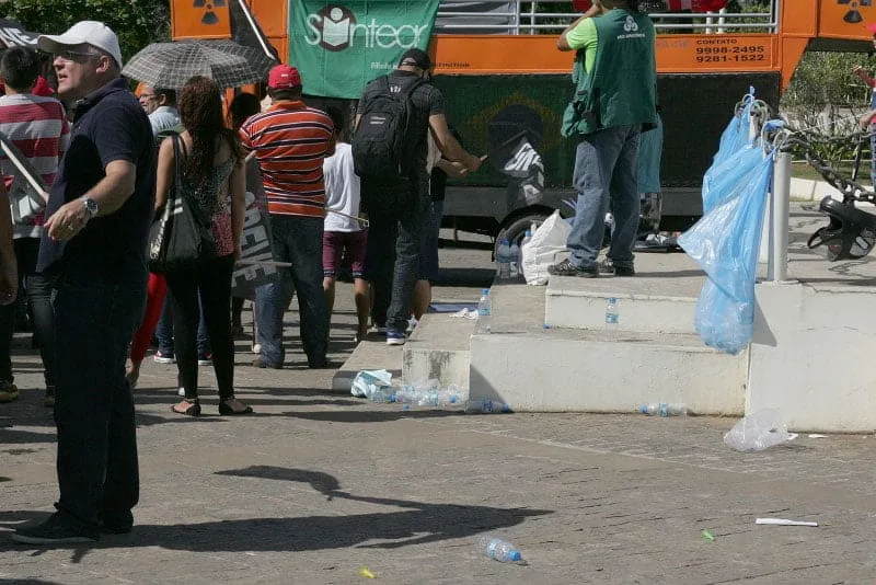 Os rastros de lixos deixados pelas greves 1 Os rastros de lixos deixados pelas greves