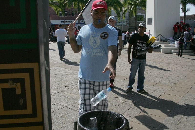 Os rastros de lixos deixados pelas greves 3 Existem também os manifestantes conscientes que fazem a sua parte e jogam o lixo no lugar certo. (Foto: ODAIR LEAL/AGAZETA)