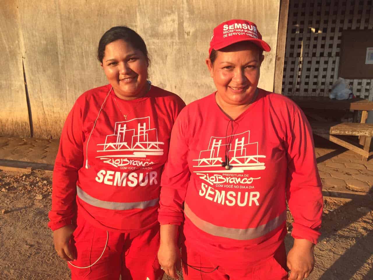 Os rastros de lixos deixados pelas greves 2 Conceição Gomes e Rosinete Araújo pedem que a população tenha mais zelo pela cidade. (Foto: Brenna Amâncio/ A GAZETA)
