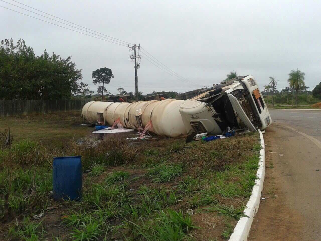 Carreta com combustível tomba na BR-364 3 2 - Carreta com combustível tomba na BR-364 (1)
