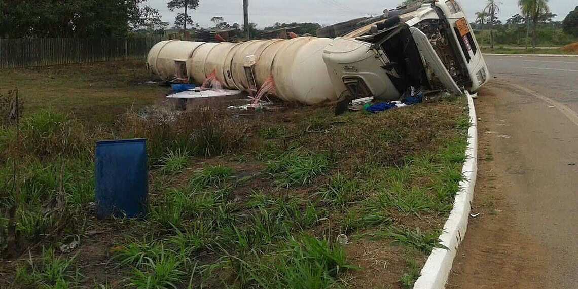 Carreta com combustível tomba na BR-364