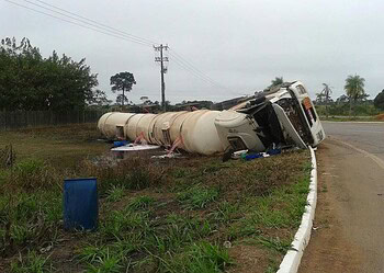 Carreta com combustível tomba na BR-364
