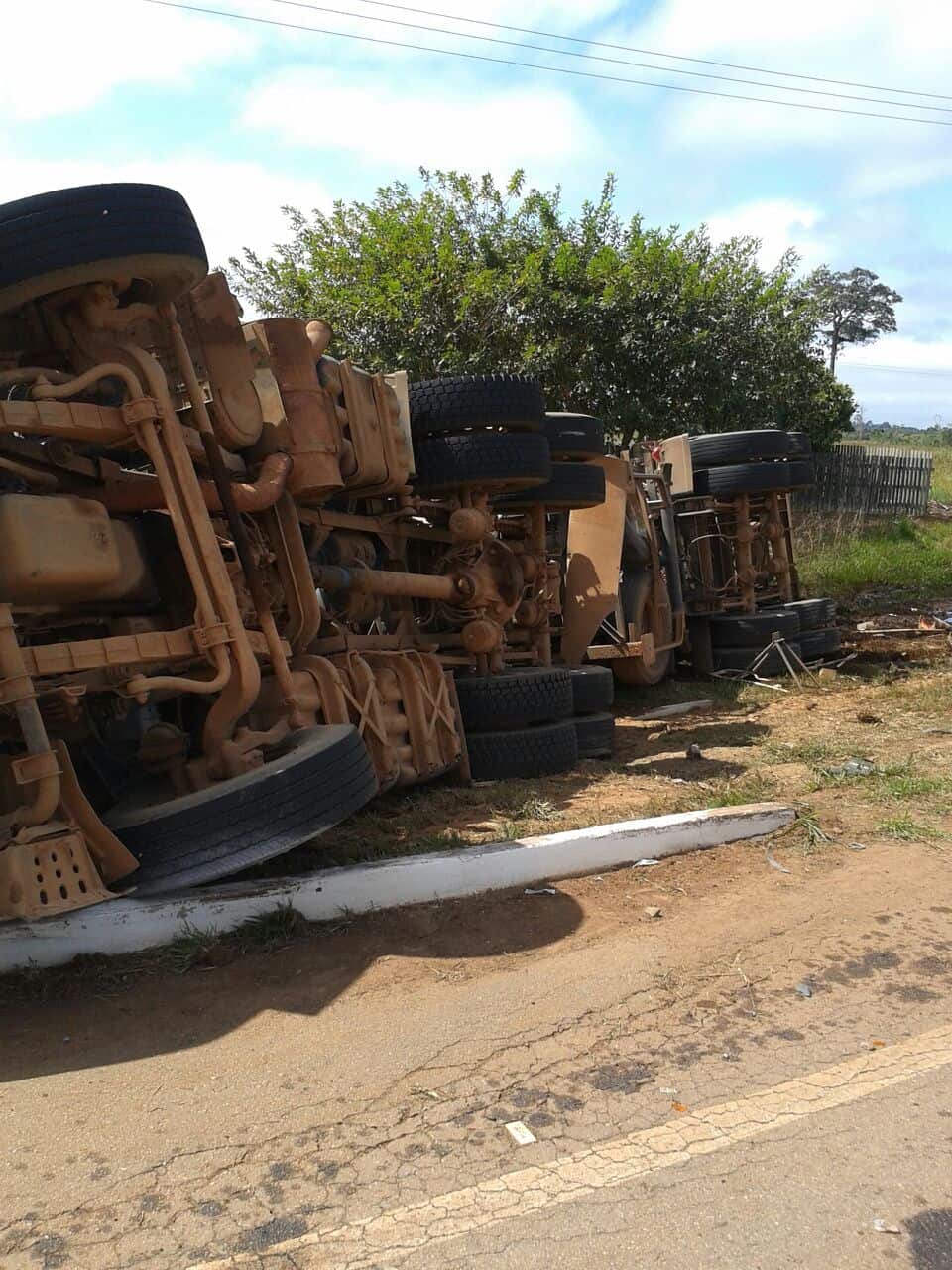 2 - Carreta com combustível tomba na BR-364 (2)