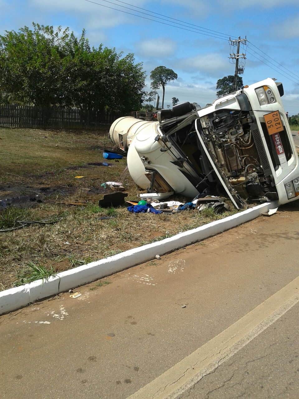 2 - Carreta com combustível tomba na BR-364 (3)
