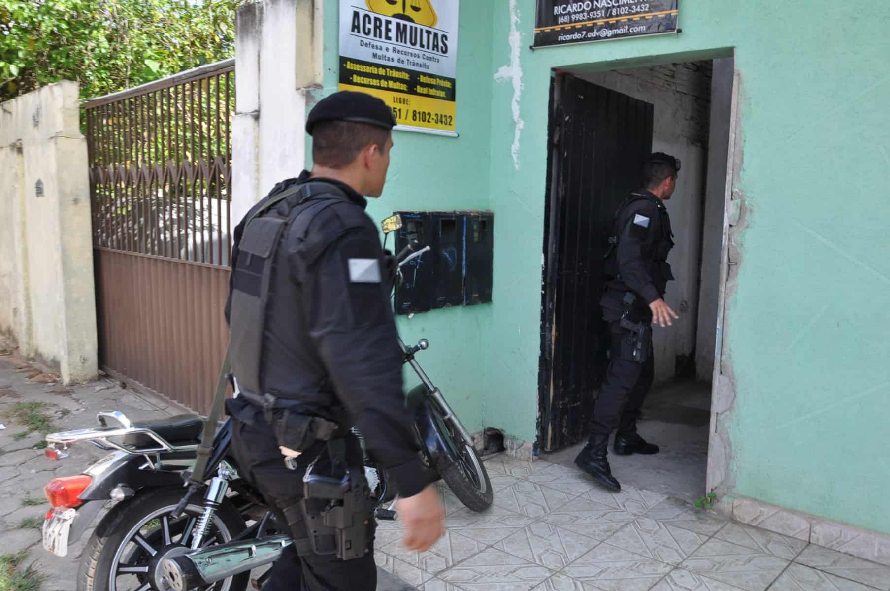 Bando armado invade casa de secretário de finanças, rende família e rouba jóias e carro 5 2 - DSC_0224 (2)