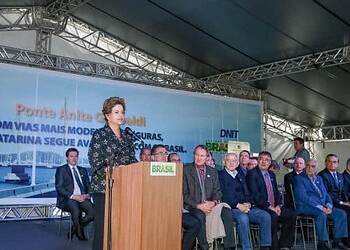 Dilma reconhece crise, mas diz que Brasil vai voltar a crescer