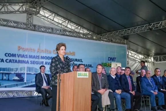 Dilma reconhece crise, mas diz que Brasil vai voltar a crescer