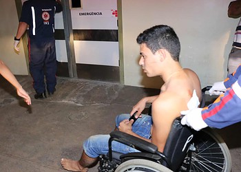 Dupla tenta matar jovem a golpes de faca