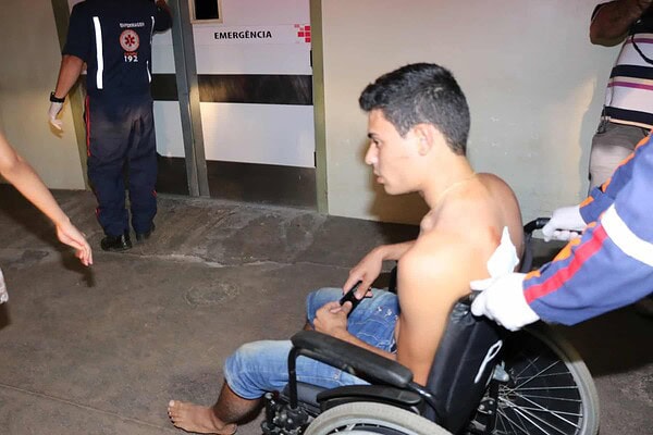 Dupla tenta matar jovem a golpes de faca