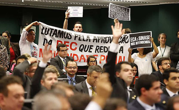 Após manobra, Câmara aprova proposta para reduzir maioridade