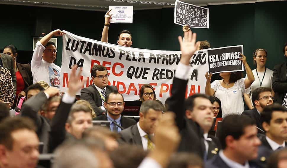 Após manobra, Câmara aprova proposta para reduzir maioridade