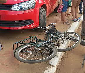 Acidente entre carro e bicicleta fere quatro pessoas