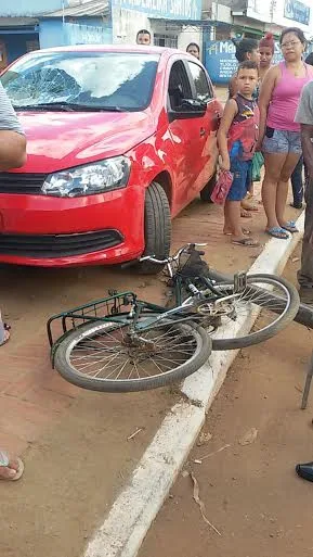 Acidente entre carro e bicicleta fere quatro pessoas