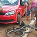 Acidente entre carro e bicicleta fere quatro pessoas