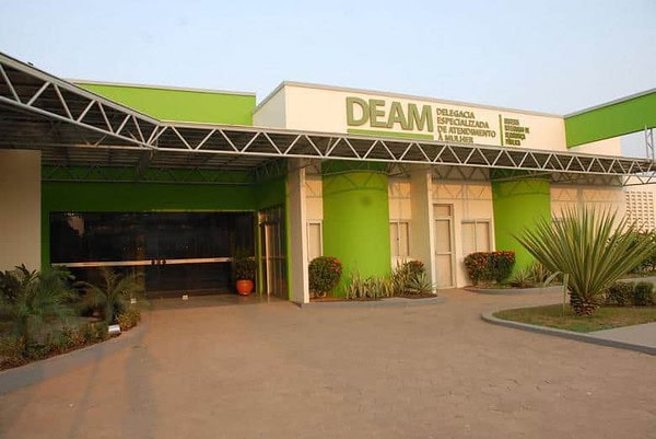 Adolescentes aceitam carona de estranhos e uma delas é violentada