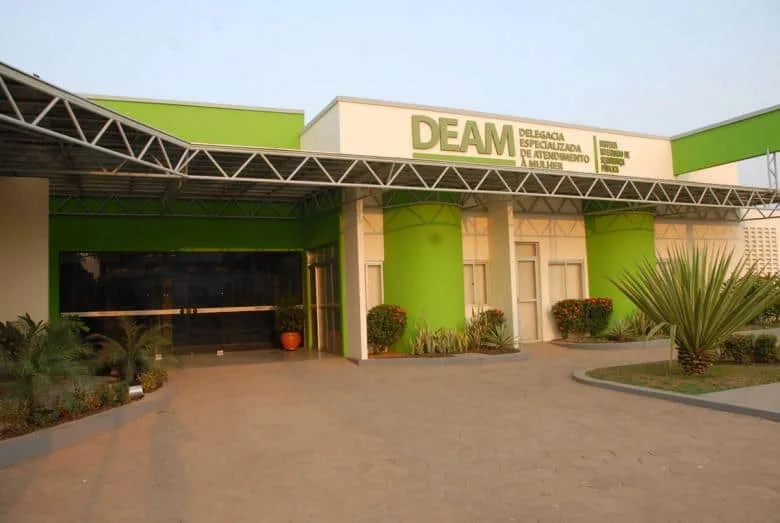 Adolescentes aceitam carona de estranhos e uma delas é violentada 1 Adolescentes aceitam carona de estranhos e uma delas é violentada