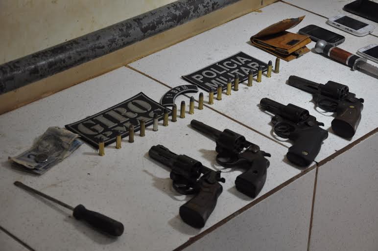 Bando fortemente armado invade empresa rende funcionários e clientes 3