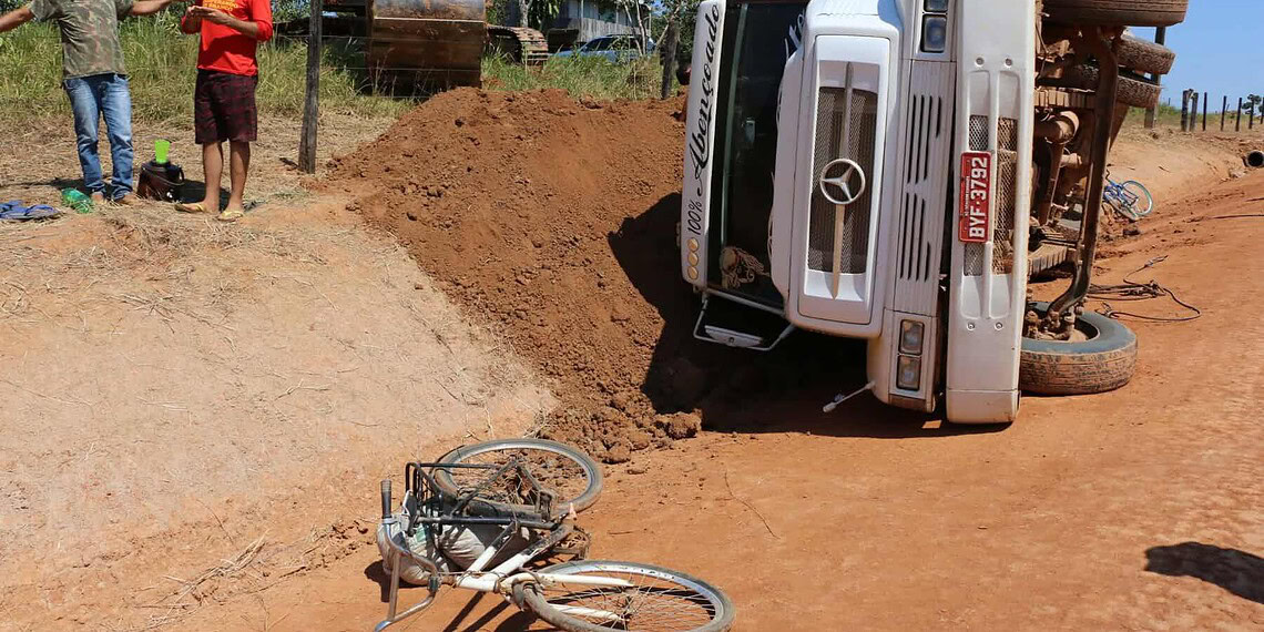 Motorista tomba caçamba para não atropelar ciclista