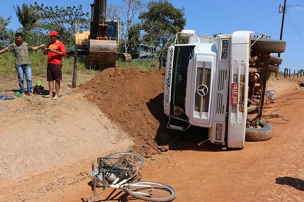 Motorista tomba caçamba para não atropelar ciclista