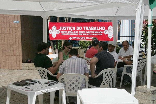 Servidores federais intensificam paralisação no Estado