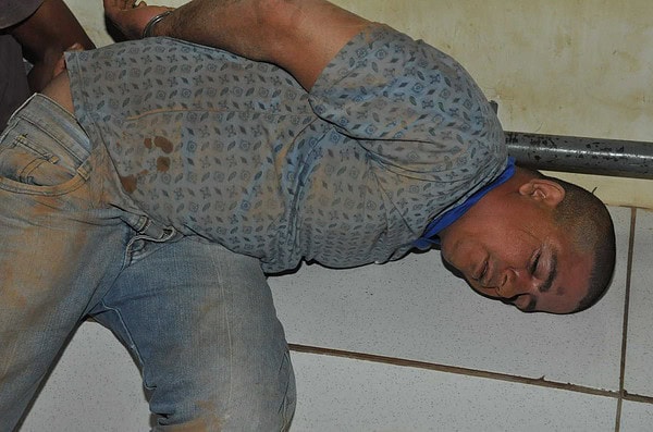 Homem invade igreja e agride pastor