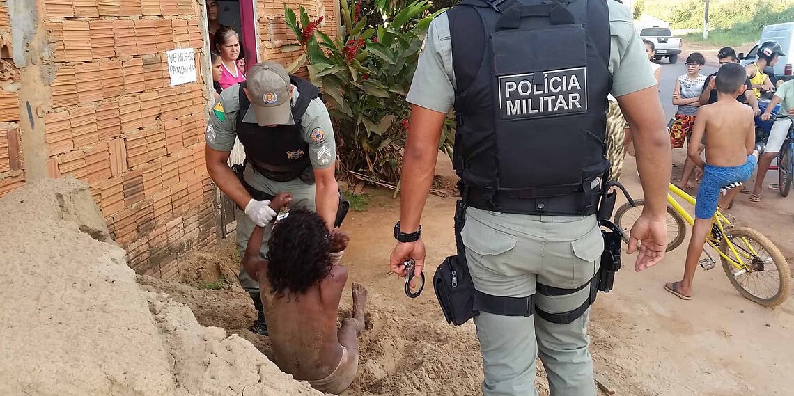 Mulher seminua e ferida caminha na estrada Irineu Serra, na Capital 1 Mulher seminua e ferida caminha na estrada Irineu Serra, na Capital
