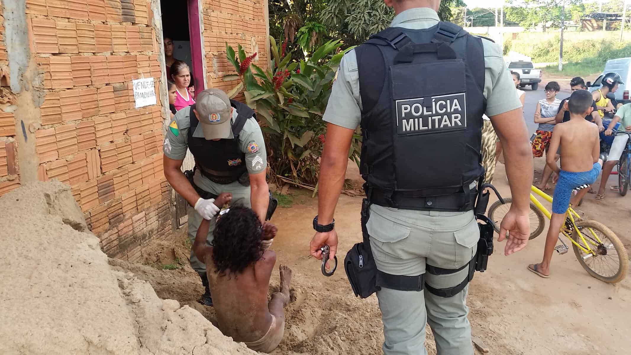 Mulher seminua e ferida caminha na estrada Irineu Serra, na Capital 2 COL 2 - Mulher seminua e ferida caminha na estrada Irineu Serra (4)