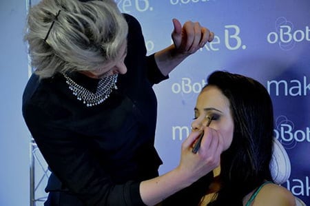 Clara Campelo sendo maquiada por Suelen Johann